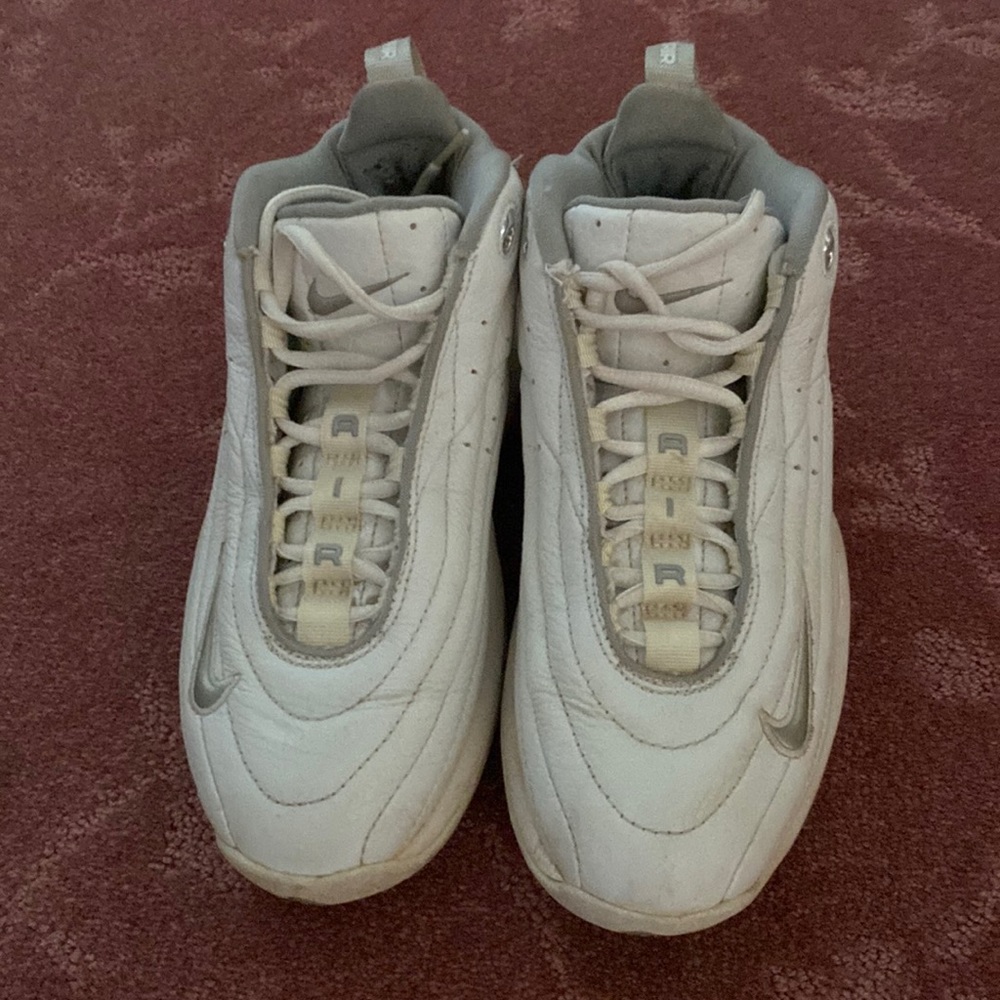 Womens sz. 7.5 NIKE AIR hi top athletic shoes in good condition worn three times
